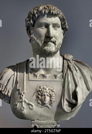 Cuirassed-Büste von Hadrian Roman, (2. Jahrhundert) römische Kunst: Sammlung Farnese - nationales Archäologisches Museum von Neapel Italien. Stockfoto