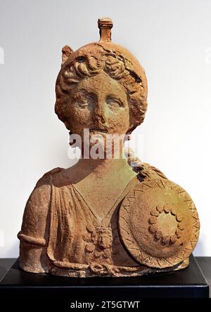 Bewaffnete Göttin - Belona, die Göttin des Krieges, verehrt in Rom im Tempel des Apollo Sosianus im 1. Jahrhundert n. Chr nationales Archäologisches Museum von Neapel Italien. Bellona war ursprünglich eine alte sabinische Kriegsgöttin, die mit Nerio, dem Gefährten des Kriegsgottes Mars, identifiziert wurde Stockfoto