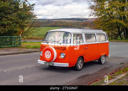 1974 70er 1970er Volkswagen Motor Caravan weiß Orange LCV Benzin 1600 ccm Pop-Top Dach Kombi Stockfoto