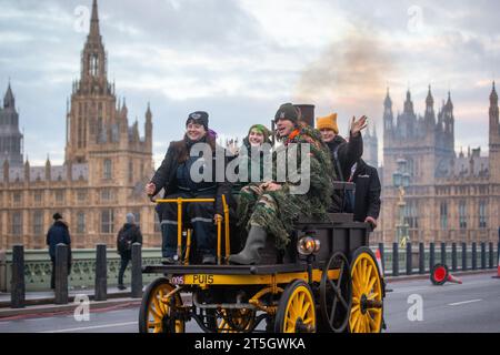 5. November 2023, London, England, Vereinigtes Königreich: Die Teilnehmer fahren am Palace of Westminster vorbei und über die Westminster Bridge, während des RM Sotheby's London nach Brighton Veteran Car Run. (Kreditbild: © Tayfun Salci/ZUMA Press Wire) NUR REDAKTIONELLE VERWENDUNG! Nicht für kommerzielle ZWECKE! Stockfoto