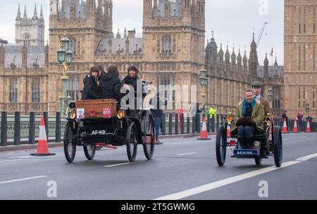 5. November 2023, London, England, Vereinigtes Königreich: Die Teilnehmer fahren am Palace of Westminster vorbei und über die Westminster Bridge, während des RM Sotheby's London nach Brighton Veteran Car Run. (Kreditbild: © Tayfun Salci/ZUMA Press Wire) NUR REDAKTIONELLE VERWENDUNG! Nicht für kommerzielle ZWECKE! Stockfoto