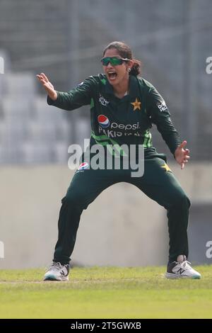 Die Wirbelsäulenbowlerin Sadia Iqbal hat vier Wickets gegen Bangladesch gewonnen und im ersten ODI der Thron gewonnen Stockfoto