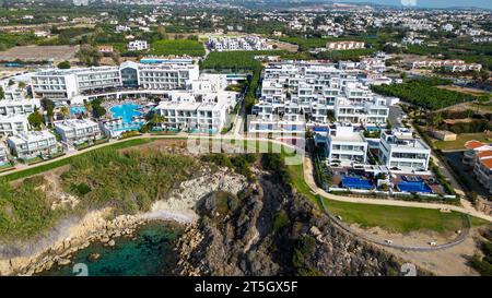 Exklusive Villen am Meer, Kissonegra, Paphos, Zypern Stockfoto