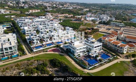 Exklusive Villen am Meer, Kissonegra, Paphos, Zypern Stockfoto