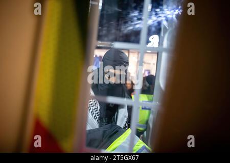 London, Großbritannien. November 2023. Ein maskierter Demonstrant wurde verhaftet und in einen Polizeiwagen gebracht. Tausende von Demonstranten versammelten sich in Solidarität mit dem palästinensischen Volk, während sich der Konflikt zwischen Israel und Gaza nach dem beispiellosen Angriff der Hamas Anfang Oktober weiter verschärft. (Foto: Christopher Walls/SOPA Images/SIPA USA) Credit: SIPA USA/Alamy Live News Stockfoto
