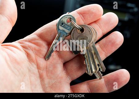 Ein Mann, der einen Haufen Schlüssel hält Stockfoto