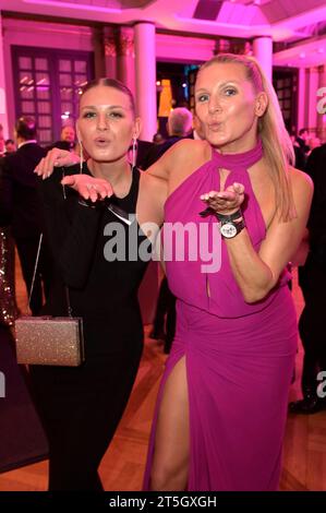 Magdalena Brzeska mit Tochter Noemi Peschel beim 41. Deutsche Sportpresseball 2023 in der Alten Oper. Frankfurt, 04.11.2023 *** Magdalena Brzeska mit Tochter Noemi Peschel beim Deutschen Sport-Presse-Ball 41 2023 in der Alten Oper Frankfurt, 04 11 2023 Foto:XF.xKernx/xFuturexImagex sportpresseball 3303 Credit: Imago/Alamy Live News Stockfoto