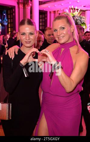 Magdalena Brzeska mit Tochter Noemi Peschel beim 41. Deutsche Sportpresseball 2023 in der Alten Oper. Frankfurt, 04.11.2023 *** Magdalena Brzeska mit Tochter Noemi Peschel beim Deutschen Sport-Presse-Ball 41 2023 in der Alten Oper Frankfurt, 04 11 2023 Foto:XF.xKernx/xFuturexImagex sportpresseball 3304 Credit: Imago/Alamy Live News Stockfoto