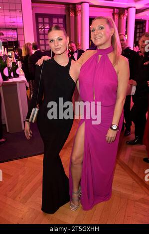 Magdalena Brzeska mit Tochter Noemi Peschel beim 41. Deutsche Sportpresseball 2023 in der Alten Oper. Frankfurt, 04.11.2023 *** Magdalena Brzeska mit Tochter Noemi Peschel beim Deutschen Sport-Presse-Ball 41 2023 in der Alten Oper Frankfurt, 04 11 2023 Foto:XF.xKernx/xFuturexImagex sportpresseball 3302 Credit: Imago/Alamy Live News Stockfoto