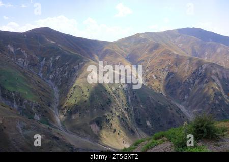 Blick vom Kaldaman Pass zwischen Arslanbob und Kasarman in Kirgisistan, Zentralasien Stockfoto