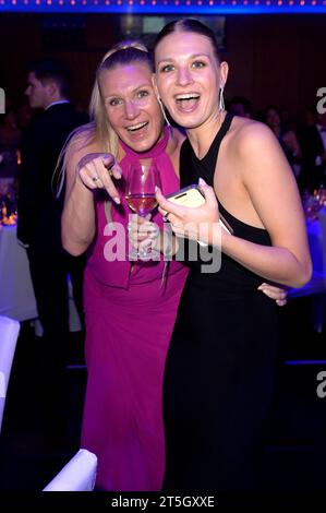 Magdalena Brzeska mit Tochter Noemi Peschel beim 41. Deutsche Sportpresseball 2023 in der Alten Oper. Frankfurt, 04.11.2023 *** Magdalena Brzeska mit Tochter Noemi Peschel beim Deutschen Sport-Presse-Ball 41 2023 in der Alten Oper Frankfurt, 04 11 2023 Foto:XF.xKernx/xFuturexImagex sportpresseball 3357 Credit: Imago/Alamy Live News Stockfoto