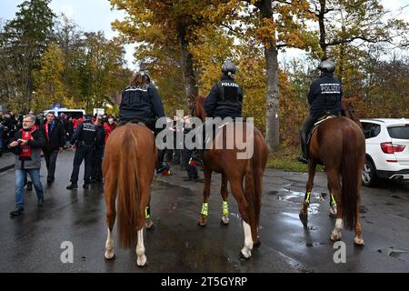 Heidenheim, Deutschland. November 2023. Fußball: Bundesliga, 1. FC Heidenheim - VfB Stuttgart, Spieltag 10, Voith-Arena. Polizisten zu Pferd haben Position vor der Arena eingenommen. Hinweis: Harry langer/dpa – WICHTIGER HINWEIS: gemäß den Vorschriften der DFL Deutscher Fußball-Liga und des DFB Deutscher Fußball-Bundes ist es verboten, im Stadion und/oder des Spiels aufgenommene Fotografien in Form von sequenziellen Bildern und/oder videoähnlichen Fotoserien zu verwenden oder zu nutzen./dpa/Alamy Live News Stockfoto