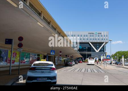 Wien, Österreich - 16. Juni 2023: Gebäude des Wiener Westbahnhofs Stockfoto