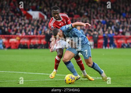 Nottingham am Sonntag, 5. November 2023. JohnÊMcGinn of Aston Villa kämpft mit Moussa Niakhate aus Nottingham Forest während des Premier League-Spiels zwischen Nottingham Forest und Aston Villa am Sonntag, den 5. November 2023. (Foto: Jon Hobley | MI News) Credit: MI News & Sport /Alamy Live News Stockfoto