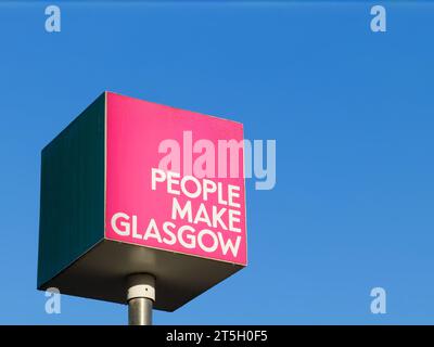 Glasgow, Großbritannien. 6. November 2023, Leute machen Glasgow Wahlkampfzeichen gegen blauen Himmel Stockfoto