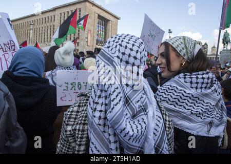 Brüssel, Belgien November 2023. Das Bild zeigt eine Demonstration zur Solidarität mit dem palästinensischen Volk am Sonntag, den 5. November 2023 in Brüssel, bei der ein sofortiger Waffenstillstand im Konflikt zwischen Israel und Hamas gefordert wird. BELGA FOTO NICOLAS MAETERLINCK Credit: Belga News Agency/Alamy Live News Stockfoto