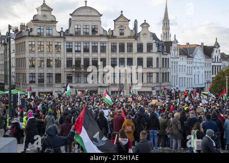 Brüssel, Belgien November 2023. Das Bild zeigt eine Demonstration zur Solidarität mit dem palästinensischen Volk am Sonntag, den 5. November 2023 in Brüssel, bei der ein sofortiger Waffenstillstand im Konflikt zwischen Israel und Hamas gefordert wird. BELGA FOTO NICOLAS MAETERLINCK Credit: Belga News Agency/Alamy Live News Stockfoto