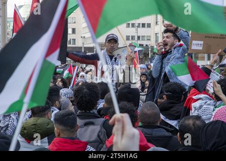 Brüssel, Belgien November 2023. Das Bild zeigt eine Demonstration zur Solidarität mit dem palästinensischen Volk am Sonntag, den 5. November 2023 in Brüssel, bei der ein sofortiger Waffenstillstand im Konflikt zwischen Israel und Hamas gefordert wird. BELGA FOTO NICOLAS MAETERLINCK Credit: Belga News Agency/Alamy Live News Stockfoto