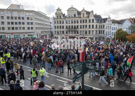 Brüssel, Belgien November 2023. Das Bild zeigt eine Demonstration zur Solidarität mit dem palästinensischen Volk am Sonntag, den 5. November 2023 in Brüssel, bei der ein sofortiger Waffenstillstand im Konflikt zwischen Israel und Hamas gefordert wird. BELGA FOTO NICOLAS MAETERLINCK Credit: Belga News Agency/Alamy Live News Stockfoto