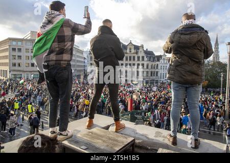 Brüssel, Belgien November 2023. Das Bild zeigt eine Demonstration zur Solidarität mit dem palästinensischen Volk am Sonntag, den 5. November 2023 in Brüssel, bei der ein sofortiger Waffenstillstand im Konflikt zwischen Israel und Hamas gefordert wird. BELGA FOTO NICOLAS MAETERLINCK Credit: Belga News Agency/Alamy Live News Stockfoto