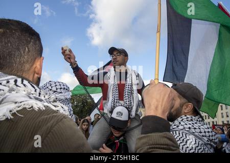 Brüssel, Belgien November 2023. Das Bild zeigt eine Demonstration zur Solidarität mit dem palästinensischen Volk am Sonntag, den 5. November 2023 in Brüssel, bei der ein sofortiger Waffenstillstand im Konflikt zwischen Israel und Hamas gefordert wird. BELGA FOTO NICOLAS MAETERLINCK Credit: Belga News Agency/Alamy Live News Stockfoto