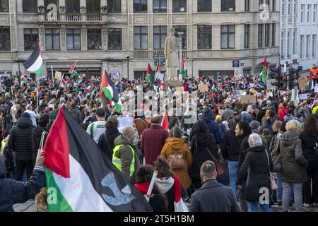 Brüssel, Belgien November 2023. Das Bild zeigt eine Demonstration zur Solidarität mit dem palästinensischen Volk am Sonntag, den 5. November 2023 in Brüssel, bei der ein sofortiger Waffenstillstand im Konflikt zwischen Israel und Hamas gefordert wird. BELGA FOTO NICOLAS MAETERLINCK Credit: Belga News Agency/Alamy Live News Stockfoto