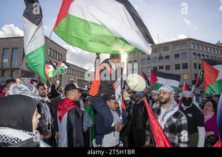 Brüssel, Belgien November 2023. Das Bild zeigt eine Demonstration zur Solidarität mit dem palästinensischen Volk am Sonntag, den 5. November 2023 in Brüssel, bei der ein sofortiger Waffenstillstand im Konflikt zwischen Israel und Hamas gefordert wird. BELGA FOTO NICOLAS MAETERLINCK Credit: Belga News Agency/Alamy Live News Stockfoto