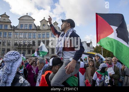 Brüssel, Belgien November 2023. Das Bild zeigt eine Demonstration zur Solidarität mit dem palästinensischen Volk am Sonntag, den 5. November 2023 in Brüssel, bei der ein sofortiger Waffenstillstand im Konflikt zwischen Israel und Hamas gefordert wird. BELGA FOTO NICOLAS MAETERLINCK Credit: Belga News Agency/Alamy Live News Stockfoto