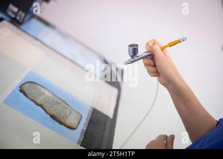 Papierwerkstatt der Klassik-Stiftung der Anna-Amalai-Bibliothek in Weimar, Thüringen. Foto vom 02.11.2023: Mit einem Airbrush-Verfahren wird die Mikrozellulose auf die beschaedigten Seiten aufgebracht in der Restaurierungswerkstatt werden mehr als 1, 5 Millionen Buchseiten und Tausende Dokumente restauriert. Viele von ihnen fielen dem Feuer der Bibliothek im Jahr 2004 zum Opfer. Siehe epd-Bericht vom 05.11.2023 NUR REDAKTIONELLE VERWENDUNG *** Papierwerkstatt der Klassischen Stiftung der Anna Amalai Bibliothek in Weimar, Thüringen Foto vom 02 11 2023 die Mikrocellulose wird auf die beschädigte pag aufgebracht Stockfoto