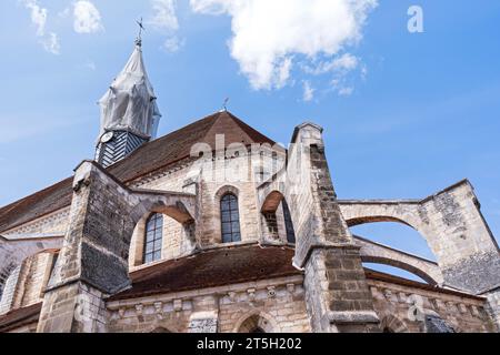 Architektonisches Detail mit fliegenden Stützen und Kirchturm der Stiftskirche saint martin in chablis frankreich im gotischen Stil Stockfoto