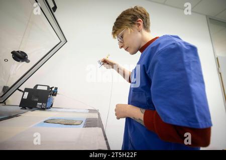 Papierwerkstatt der Klassik-Stiftung der Anna-Amalai-Bibliothek in Weimar, Thüringen. Foto vom 02.11.2023: Mit einem Airbrush-Verfahren wird die Mikrozellulose auf die beschaedigten Seiten aufgebracht in der Restaurierungswerkstatt werden mehr als 1, 5 Millionen Buchseiten und Tausende Dokumente restauriert. Viele von ihnen fielen dem Feuer der Bibliothek im Jahr 2004 zum Opfer. Siehe epd-Bericht vom 05.11.2023 NUR REDAKTIONELLE VERWENDUNG *** Papierwerkstatt der Klassischen Stiftung der Anna Amalai Bibliothek in Weimar, Thüringen Foto vom 02 11 2023 die Mikrocellulose wird auf die beschädigte pag aufgebracht Stockfoto