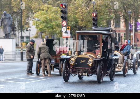 Westminster, London, Großbritannien. November 2023. Die Rennstrecke von London nach Brighton ist das am längsten laufende Motorrennen der Welt. Das erste Rennen fand 1896 statt, um die Verabschiedung des Gesetzes zu feiern, das es „leichten Lokomotiven“ ermöglichte, mit Geschwindigkeiten von mehr als 4 km/h zu fahren. Fahrzeuge, die an der Veranstaltung teilnehmen, müssen vor 1905 gebaut worden sein. Die Fahrzeuge fuhren bei Sonnenaufgang vom Hyde Park durch London, bevor sie in Richtung Süden fuhren. 1903 Berliet Stockfoto