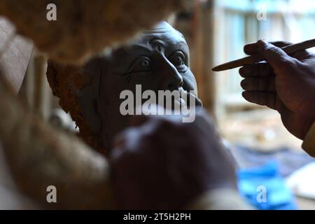 Handwerker, der einem Statut aus Ton Gestalt gibt Stockfoto