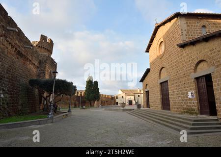 Rocca, Festungssitz des etruskischen Museums und Kirche Santa Maria Maggiore, Cerveteri, Latium, Italien Stockfoto