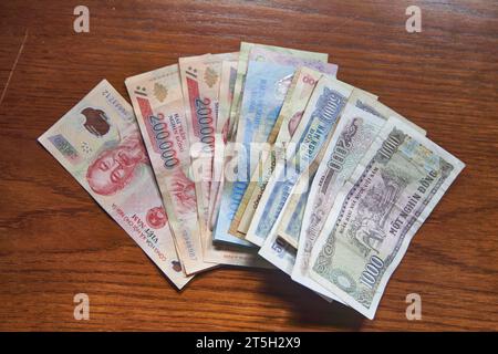 Vietnamesische Dong-Banknoten aus nächster Nähe. Hintergrund des Geldes. Vietnamesische Währung - Dongs. Stockfoto