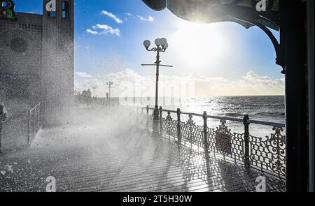 Brighton UK 5. November 2023 - Sea Spray kommt bei Sonnenschein über den Brighton Palace Pier, während die Südküste heute von starken Winden heimgesucht wird: Credit Simon Dack / Alamy Live News Stockfoto