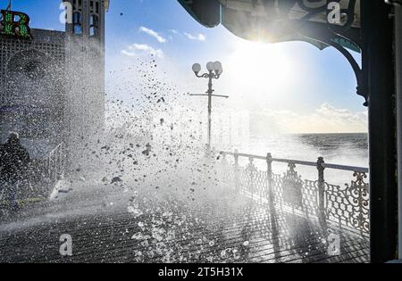 Brighton UK 5. November 2023 - Sea Spray kommt bei Sonnenschein über den Brighton Palace Pier, während die Südküste heute von starken Winden heimgesucht wird: Credit Simon Dack / Alamy Live News Stockfoto