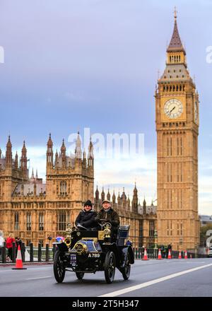 London, UK, 05. November 2023. Ein 1902er Benz überquert die Westminster Bridge. Der RM Sotheby's London to Brighton Veteran Car Run startet im Hyde Park und überquert die Westminster Bridge, bevor die Autos weiter zur Küste von Sussex fahren. Ein teilnehmendes Fahrzeug muss vor 1905 sein, um am Rennen teilnehmen zu können. Quelle: Imageplotter/Alamy Live News Stockfoto