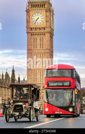 London, UK, 05. November 2023. Auf einen Darracq folgt ein moderner, roter Londoner Bus. Der RM Sotheby's London to Brighton Veteran Car Run, eines der am längsten laufenden Motorsportveranstaltungen weltweit, startet im Hyde Park und überquert die Westminster Bridge, bevor die Autos weiter zur Küste von Sussex fahren. Ein teilnehmendes Fahrzeug muss vor 1905 sein, um am Rennen teilnehmen zu können. Quelle: Imageplotter/Alamy Live News Stockfoto