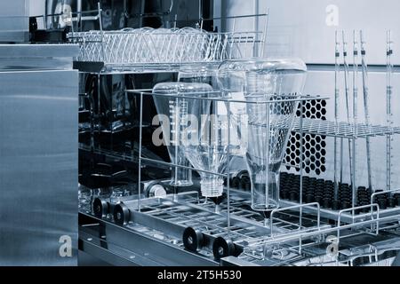 Das Glas der Glühbirne. Chemische Kolben. Chemischen Behältern. Glaswaren. Stockfoto