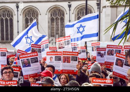 London, Großbritannien. November 2023. Demonstranten schwenken israelische Fahnen und halten Plakate mit Bildern von Israelis, die während der Demonstration von der Hamas entführt wurden. Tausende von Menschen versammelten sich auf dem Parlamentsplatz für die von der Hamas in Gaza veranstaltete Demonstration "Bring them Home" für israelische Geiseln. (Foto: Vuk Valcic/SOPA Images/SIPA USA) Credit: SIPA USA/Alamy Live News Stockfoto