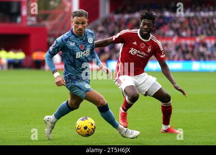 Aston Villa's Matty Cash (links) in Aktion während des Premier League-Spiels in City Ground, Nottingham. Bilddatum: Sonntag, 5. November 2023. Stockfoto