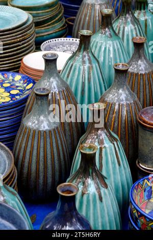 Handgefertigtes Geschirr und serviertes Geschirr auf dem Straßenmarkt in Pune, Indien. Wunderschönes Keramikgeschirr, das auf dem Markt verkauft wird. Stockfoto