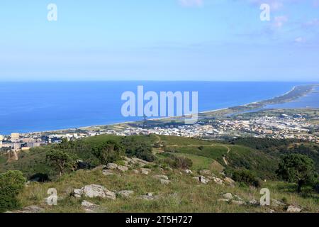 Aus der Vogelperspektive auf die Vororte von Bastia im Norden der Insel Korsika - Genuesische Stadt mit Blick auf das Mittelmeer Stockfoto