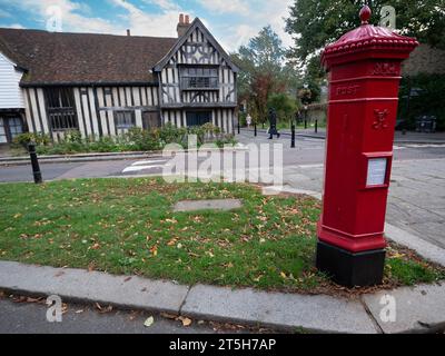 Ein Blick auf das Ancient House in Walthamstow Village, London, eines der ältesten erhaltenen Wohngebäude der Hauptstadt, eingerahmt von einem seltenen viktorianischen Penfold-Säulenkasten im Vordergrund. Dieses denkmalgeschützte Fachwerkhaus stammt aus dem 15. Jahrhundert (um 1435) und ist ein Musterbeispiel für ein mittelalterliches „Hallenhaus“ mit einem Kreuzflügel aus dem späten 16. Jahrhundert. Der ikonische sechseckige Postkasten, der von John Penfold entworfen und zwischen 1866 und 1879 hergestellt wurde, ist einer von nur einer Handvoll original viktorianischer „Penfolds“, die in London noch in Gebrauch sind Stockfoto