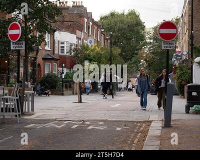 Öffentliche Bereiche und Verkehrsberuhigung mit Hinweisschildern für „No Entry“ in Orford Road Walthamstow Village London UK, mit Hinweisschildern „No Entry außer Cycle“ Stockfoto