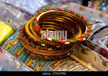 Indische Armreifen werden in einem lokalen Geschäft auf einem Markt in Pune, Indien, ausgestellt. Diese Armreifen sind aus Gold, Silber und Diamant als Schönheitsaccessoires von Indian gefertigt Stockfoto