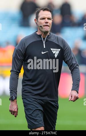 London, Großbritannien. November 2023. Schiedsrichter James Linington beim SKY Bet EFL Championship Spiel von Millwall FC gegen Southampton FC im den, London, England, Großbritannien am 4. November 2023 Credit: Every Second Media/Alamy Live News Stockfoto