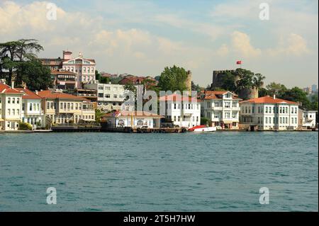 Istanbul, Türkiye. Bootsfahrt entlang des Bosporus. Im Hintergrund Burg Rumeli auf der europäischen Seite des Bosporus im Istanbuler Stadtteil Sarıyer Stockfoto