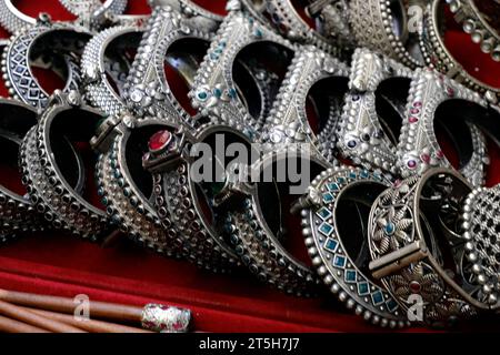 Indische Armreifen werden in einem lokalen Geschäft auf einem Markt in Pune, Indien, ausgestellt. Diese Armreifen sind aus Gold, Silber und Diamant als Schönheitsaccessoires von Indian gefertigt Stockfoto